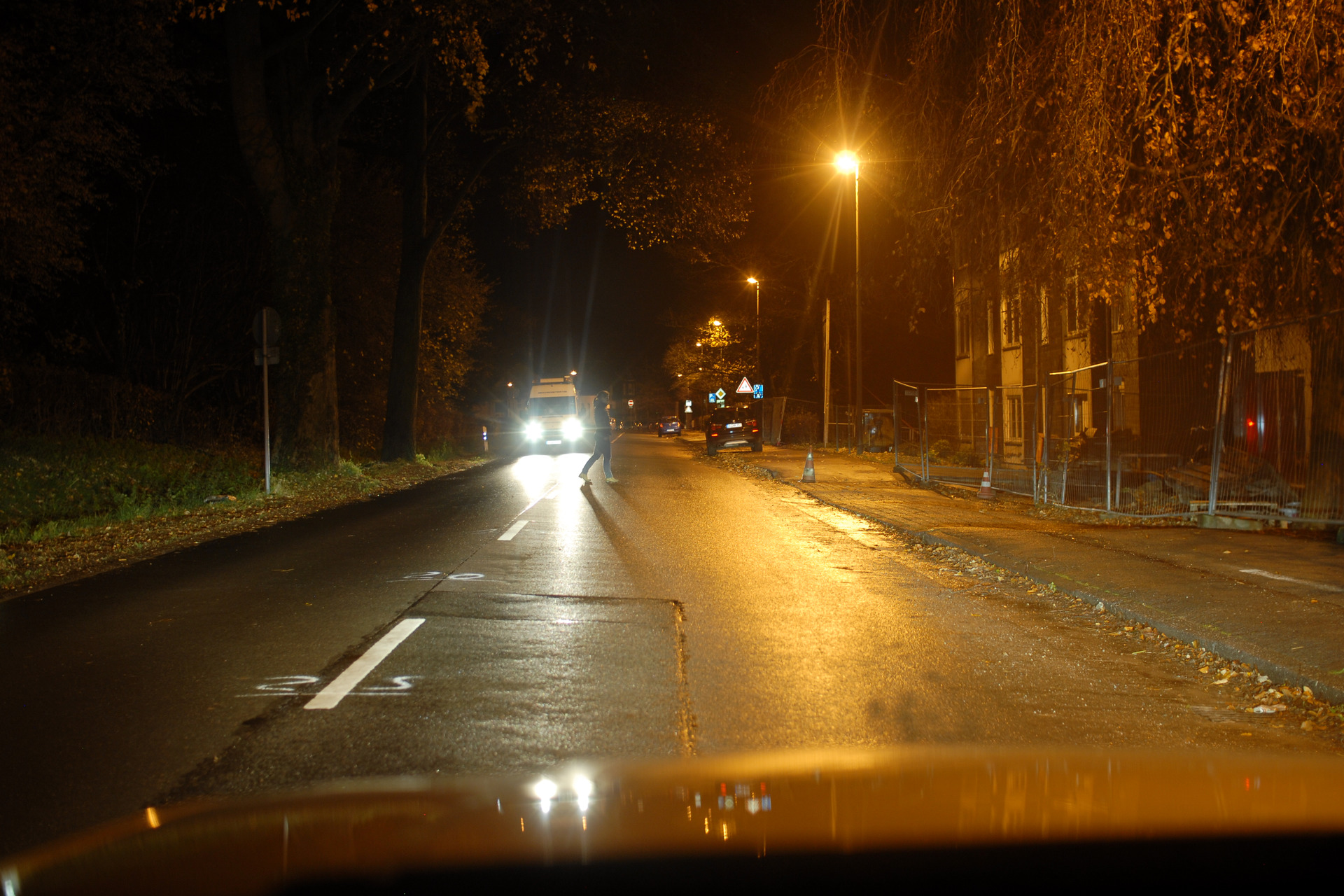Sicht auf einen dunkel gekleideten Fußgänger in 40m Entfernung mit Blendung durch Gegenverkehr und bei Nässe